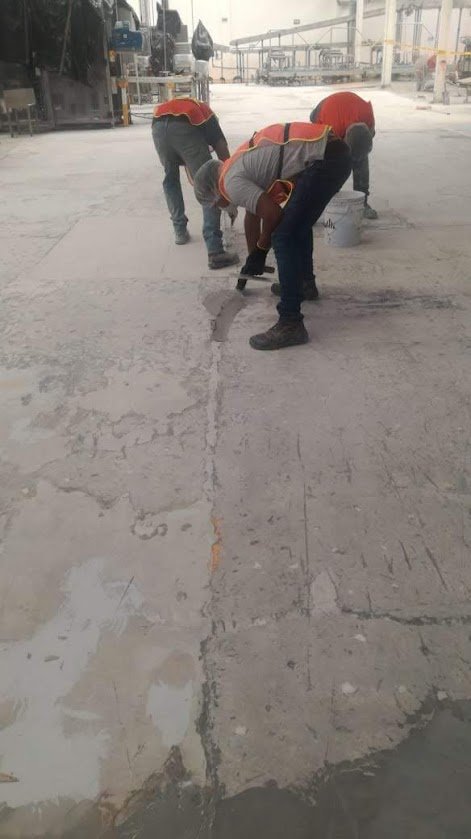 Aplicación de mortero epóxico y relleno de juntas